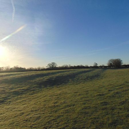 Fieldsview Villa Wrexham Esterno foto